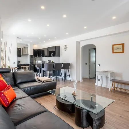 Cozy 2br Near Oura By Lovelystay Apartment *