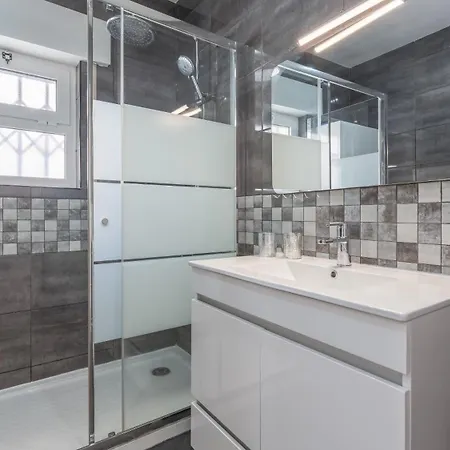 Cozy 2br Near Oura By Lovelystay Apartment