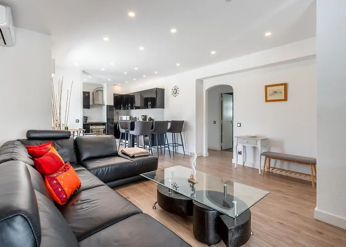 Cozy 2br Near Oura By Lovelystay Apartman *