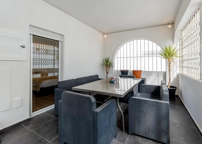 Apartman Cozy 2br Near Oura By Lovelystay *