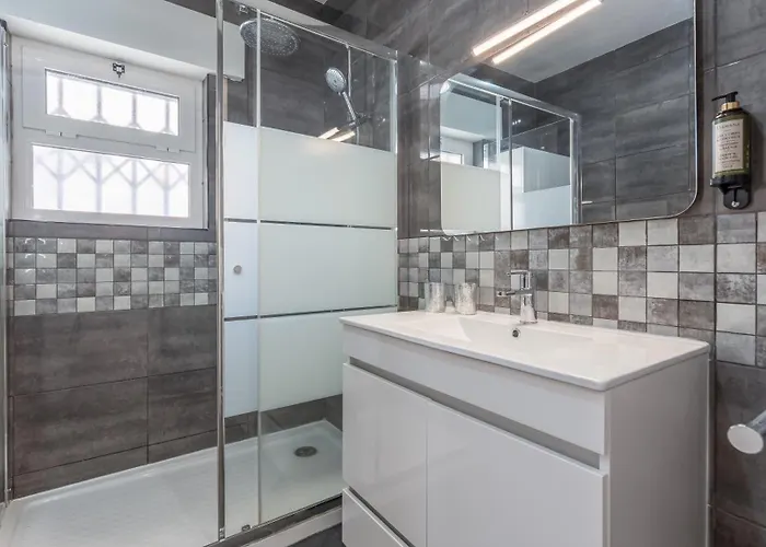 Cozy 2br Near Oura By Lovelystay Apartman