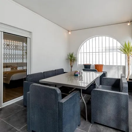 Daire Cozy 2br Near Oura By Lovelystay *